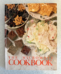 The Microwave Cookbook 1998 General Electric Co. 126 Pages — Brand New